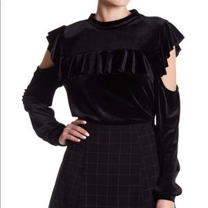 ✨ NWT Romeo & Juliet black ruffle velvet top M